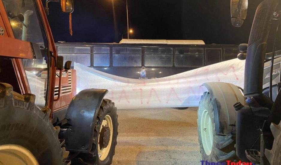 Αντιμέτωποι με κλούβες των ΜΑΤ οι αγρότες – Η αστυνομία έκλεισε τα Μάλγαρα για να μην κόψουν την Εθνική