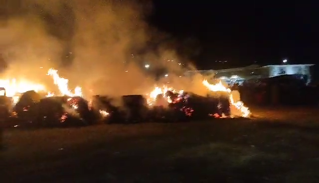 Φωτιές και πυροτεχνήματα στο μπλόκο της Κύκνων (φωτο – βίντεο)