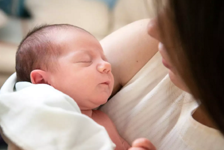 Επίδομα μητρότητας: Πόσο ανέρχεται, ποιους αφορά και τι προβλέπεται στην περίπτωση απόκτηση κοινού παιδιού από ομόφυλα ζευγάρια