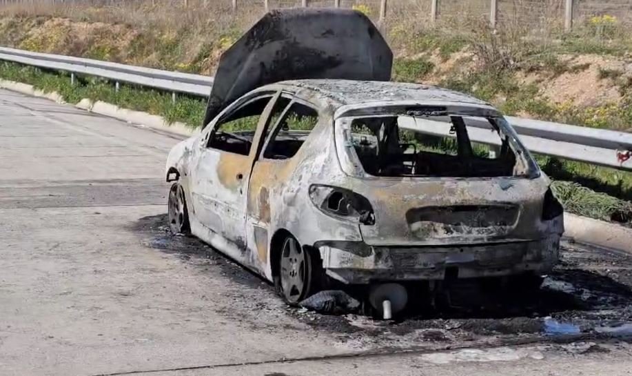 Αυτοκίνητο κάηκε ολοσχερώς στην Εγνατία, στα διόδια Σιάτιστας