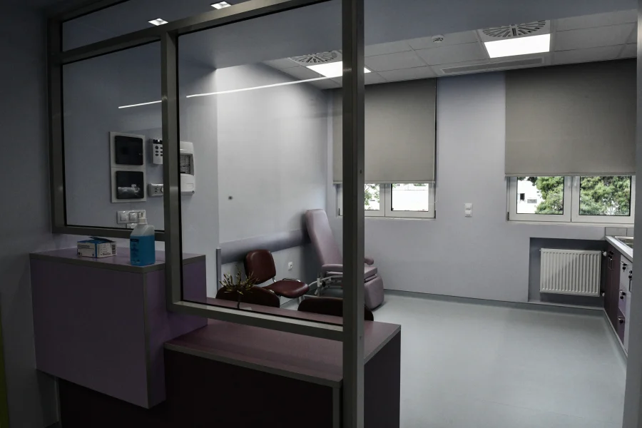 Ξέχασαν γάζες στο σώμα 28χρονης μετά από εγχείρηση – Η καταγγελία και η απάντηση του γιατρού