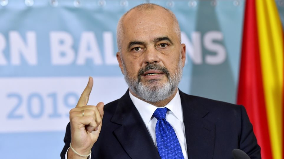 Σάλος με απαράδεκτη κίνηση του Έντι Ράμα: Έσπρωξε γυναίκα δημοσιογράφο on camera