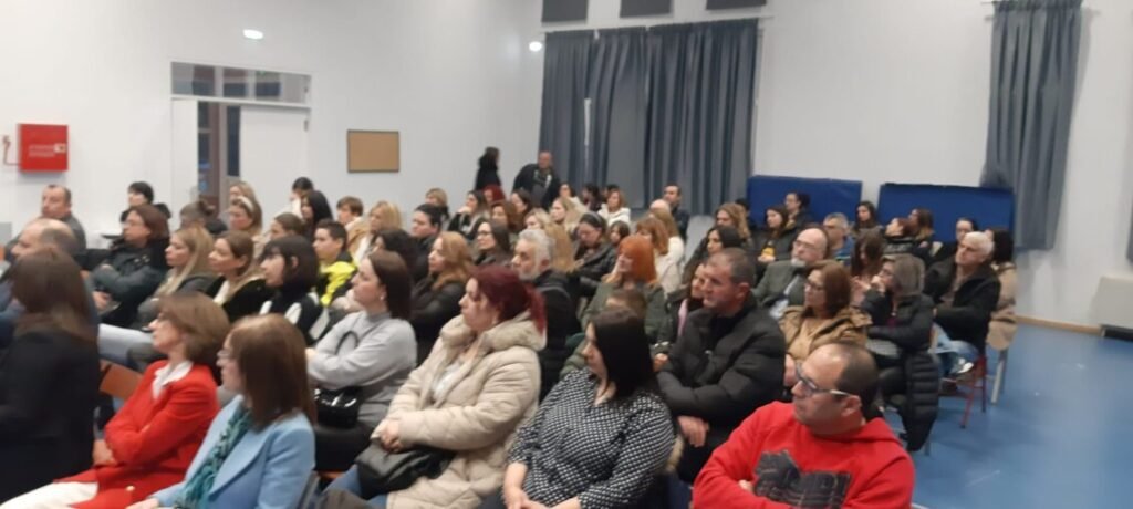 Με πολύ κόσμο η εσπερίδα με θέμα την επιλογή Γυμνασίου μετά την αποφοίτηση από το Δημοτικό (φωτογραφίες )