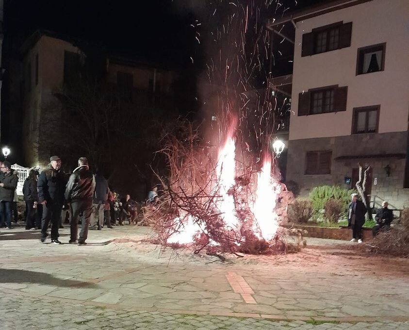 Άναψε η μικρή μπουμούνα στο Απόζαρι