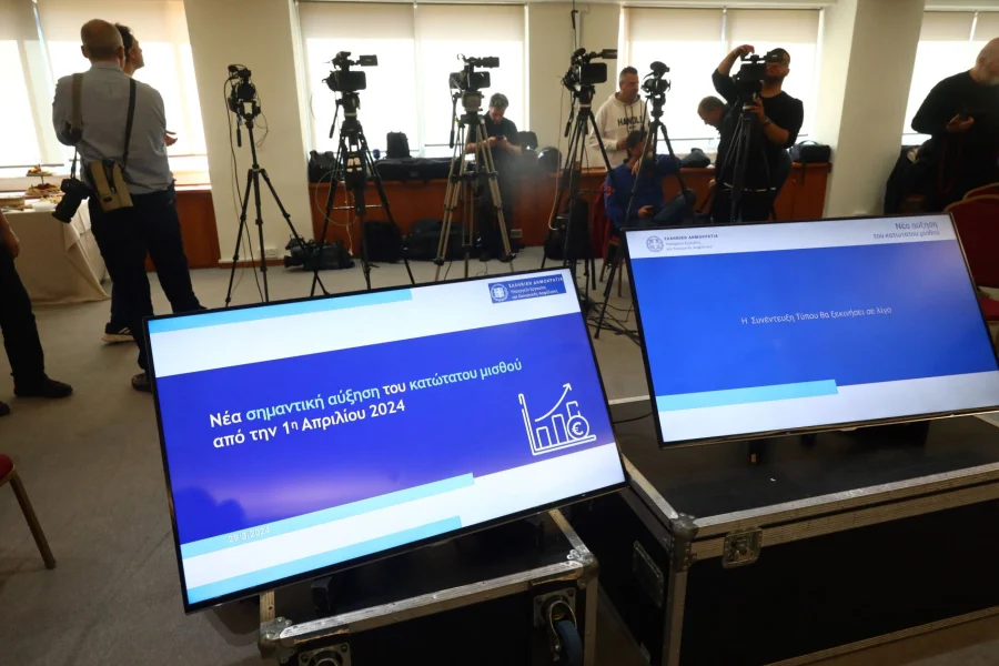 Νέος κατώτατος μισθός: Πώς τα 1.015,01 ευρώ γίνονται 706 ευρώ για τον εργαζόμενο