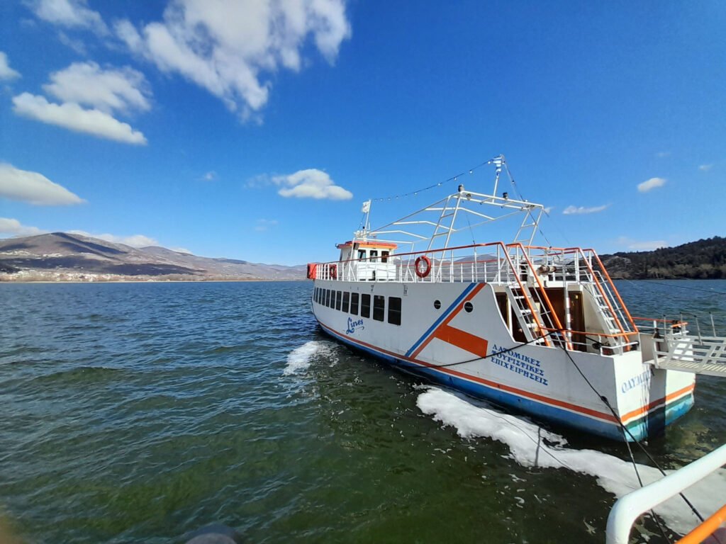 Απόκριες: Περιπατητικές και εν πλω ξεναγήσεις από τον Δήμο Καστοριάς