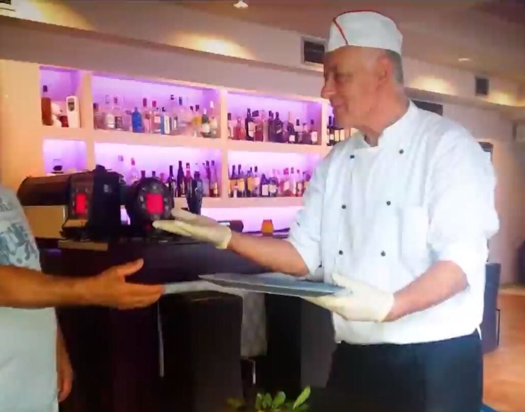 Θεσσαλονίκη: «Δεν του άρεσε το κοντοσούβλι και με μαχαίρωσε» – Τι λέει ο μάγειρας μέσα από το νοσοκομείο