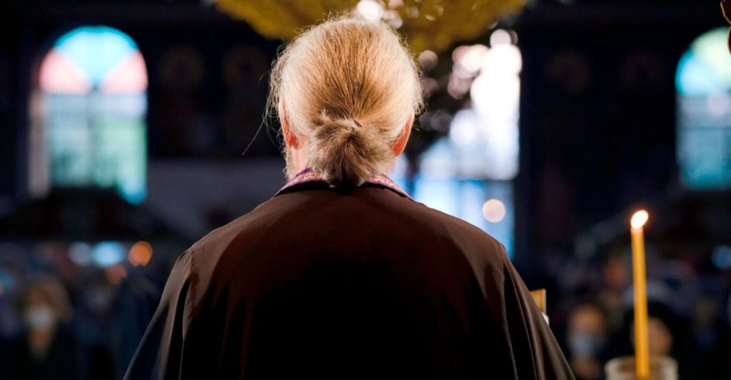 Ιερέας ξάφριζε πολίτες για να γίνει Μητροπολίτης Θεσσαλονίκης – Πάνω από 1,3 εκατ. ευρώ η λεία