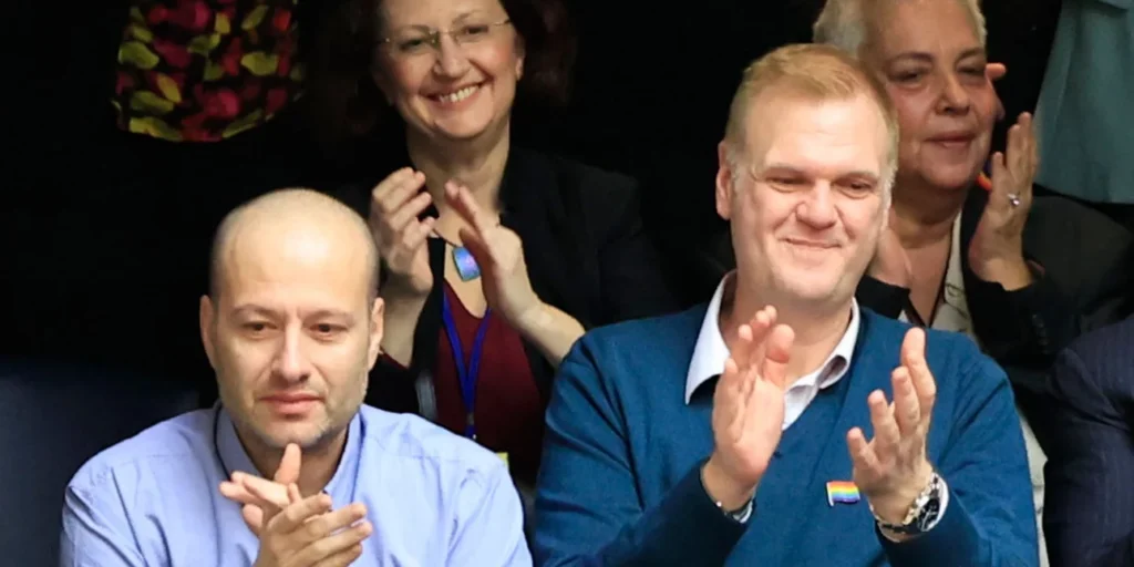 Τελέστηκε στη Νέα Σμύρνη ο πρώτος γάμος ομόφυλου ζευγαριού -Είναι 20 χρόνια μαζί, έχουν τρία παιδιά