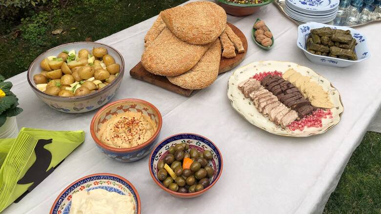 Η Καθαρά Δευτέρα… σε θερμίδες: Δείτε πόσες έχουν η λαγάνα, η ταραμοσαλάτα και ο χαλβάς