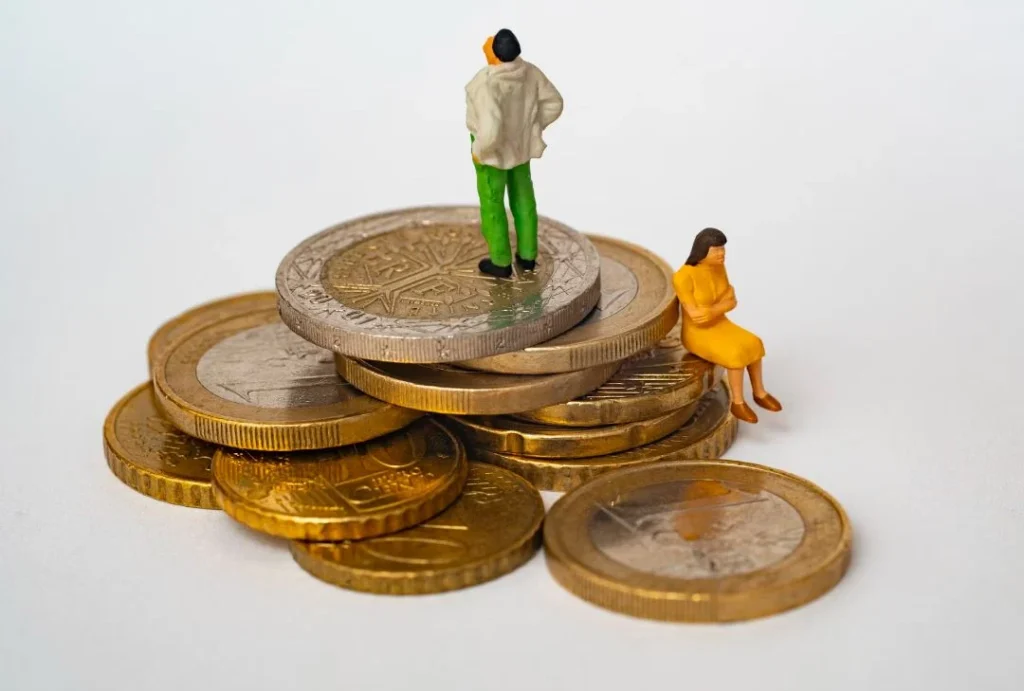 Κατώτατος μισθός μέχρι τα 1.079 ευρώ με τις τριετίες