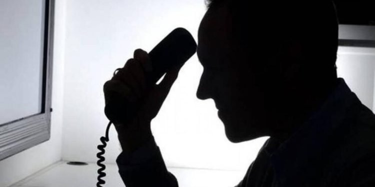 Πώς έπεισαν ηλικιωμένη να πετάξει από μπαλκόνι 225.000 ευρώ -Πήραν και 50 χρυσές από άλλη ηλικιωμένη