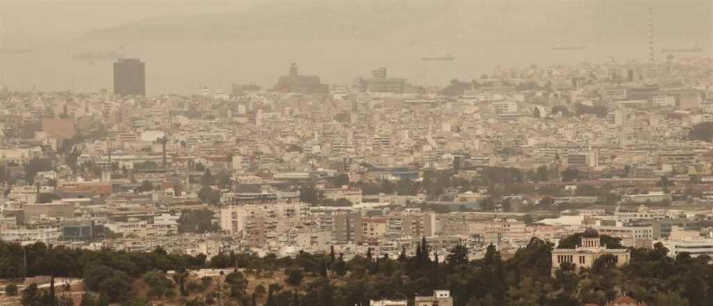 Αφρικανική σκόνη: Κορυφώνεται η μεταφορά της από τη Σαχάρα (εικόνες)