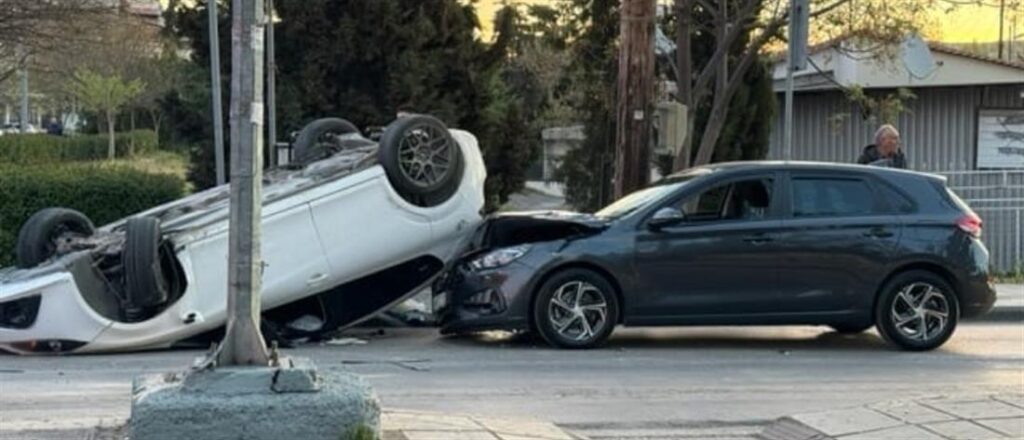 Θεσσαλονίκη: Αυτοκίνητο ανατράπηκε και προσέκρουσε σε άλλο όχημα  (βίντεο)