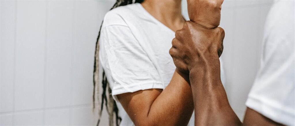 Το πρωί καταδικάστηκε για τον ξυλοδαρμό της, το απόγευμα την έδειρε ξανά