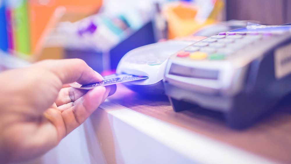Προμήθειες δύο ταχυτήτων στις ηλεκτρονικές συναλλαγές: Οι χρεώσεις σε POS και IRIS