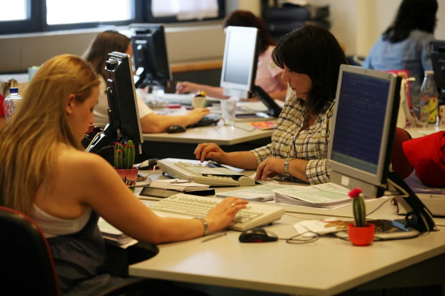 Ποιους θα πάρει τηλέφωνο η εφορία και σε ποιους στέλνει e-mail