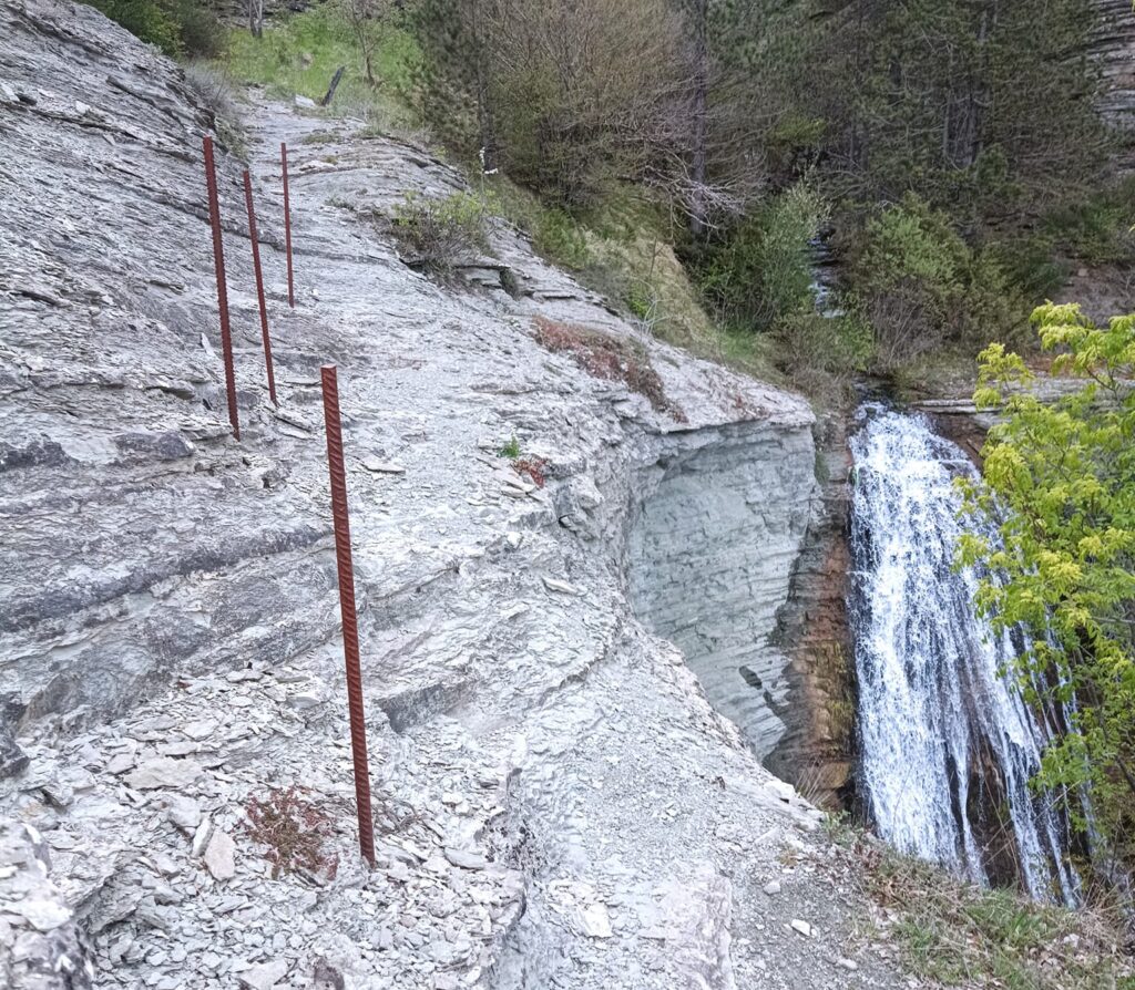 Ο εντυπωσιακός διπλός καταρράκτης στο Λιβαδοτόπι του Γράμμου