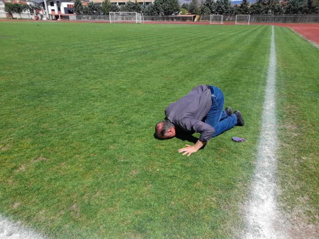 Ήρθε από την Κύπρο 15 χρόνια μετά για να φιλήσει το χορτάρι της αγαπημένης του ομάδας