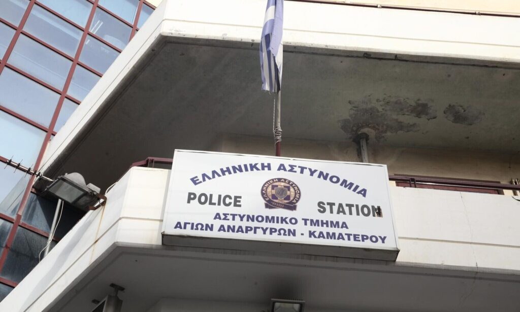 Άγιοι Ανάργυροι: «Το περιπολικό δεν είναι ταξί κυρία μου» – Η απάντηση της ΕΛΑΣ στην Κυριακή