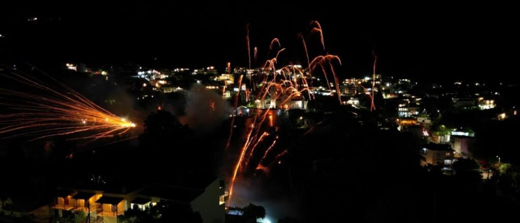 Χίος: Ο Ρουκετοπόλεμος στο Βροντάδο εντυπωσίασε και φέτος (βίντεο)