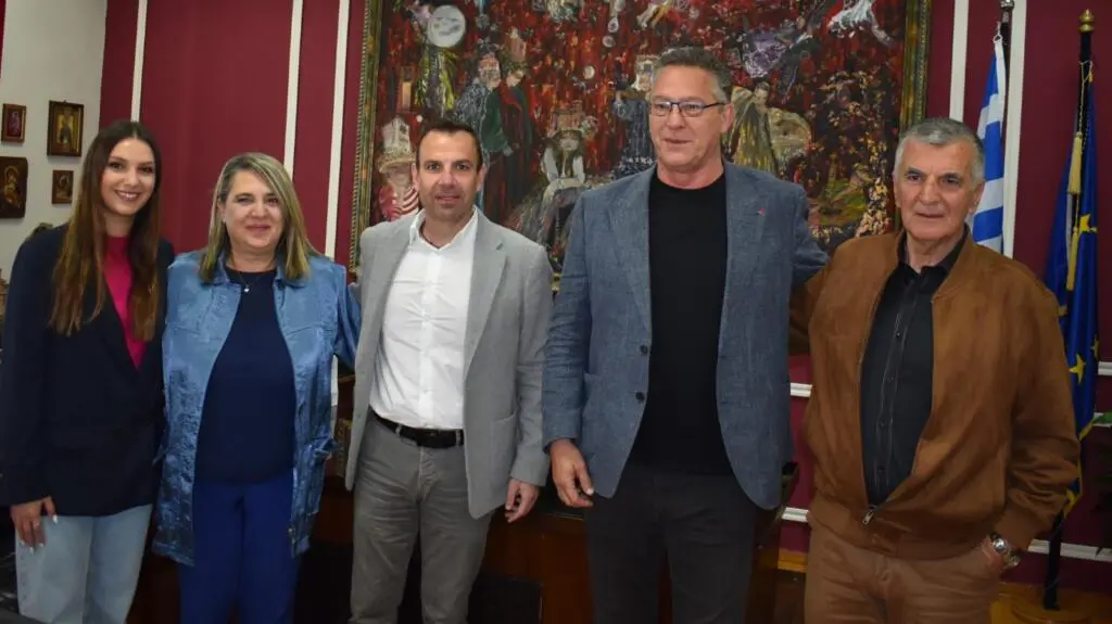 Γιατί ο δήμαρχος Καστοριάς υποδέχεται υποψήφιους ευρωβουλευτές μόνο της αντιπολίτευσης;