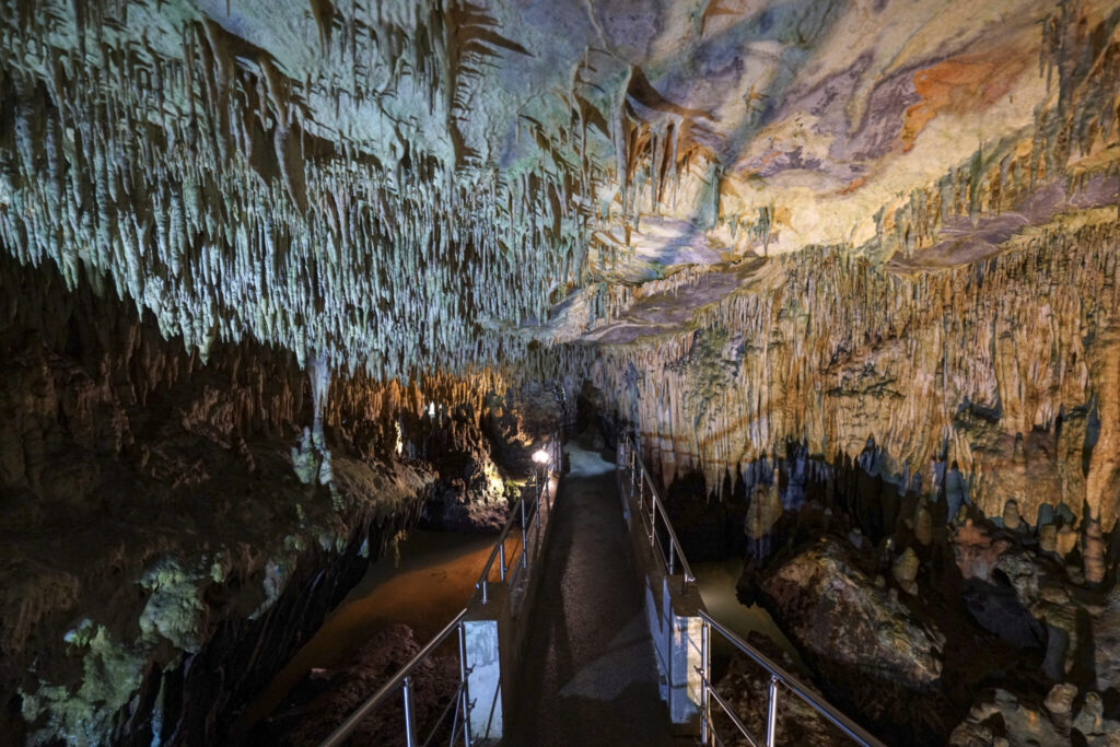 Αποστολή στην Καστοριά: Μέσα στο Σπήλαιο του Δράκου με τις 7 λίμνες και τις 10 αίθουσες