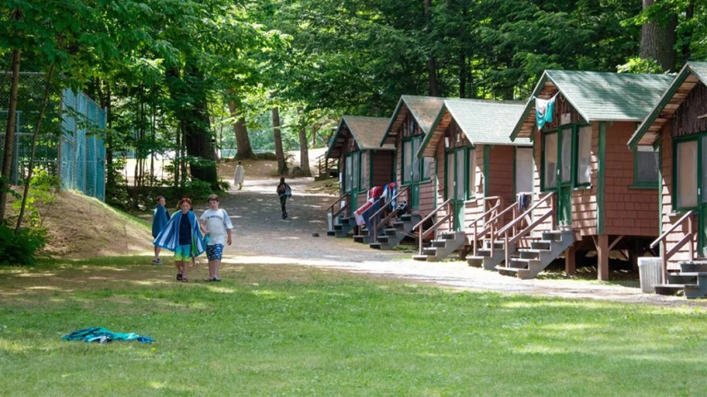 Μέχρι την Κυριακή οι αιτήσεις για 70.000 voucher παιδικών κατασκηνώσεων της ΔΥΠΑ