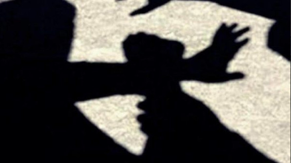 «Με χτύπαγε κι εμένα 20 χρόνια» – Τι λέει η μητέρα του ανήλικου που ξυλοκόπησε ο πατέρας