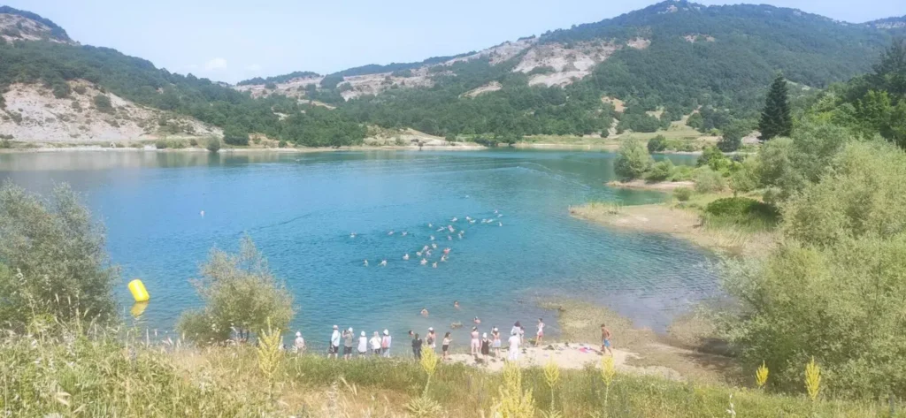 Ο κολυμβητικός περίπατος στη λίμνη του Βράχου – Φωτογραφίες, βίντεο, γλέντι