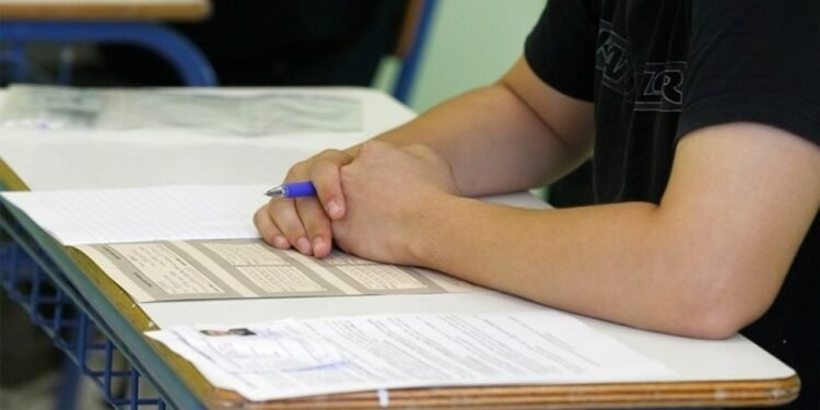 Κοζάνη: Μαθήτρια είχε “σκονάκι” γραμμένο στην…κοιλιά της και την κατήγγειλε συνυποψήφια-Μαθητής είχε ακουστικά