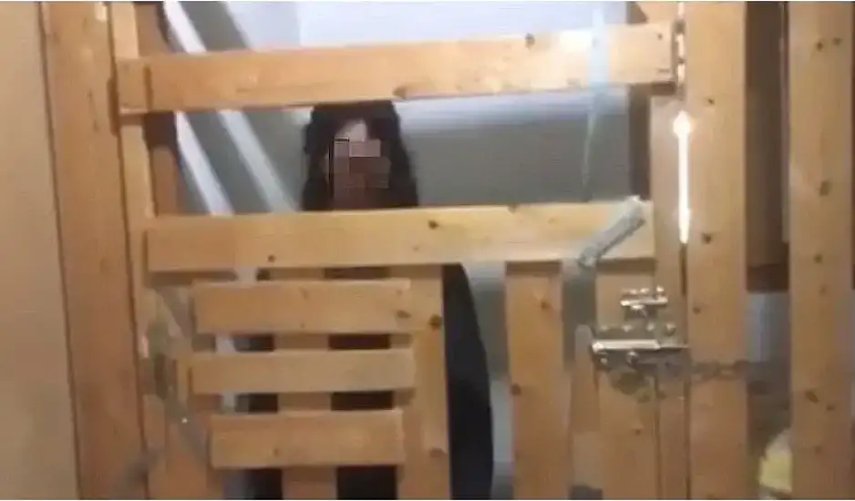 Καλαμάτα: Σε δομή θα μεταφερθεί η 29χρονη που ζούσε περιορισμένη σε κλουβί – Το μαρτύριο θα μπορούσε να είχε λήξει χρόνια πριν