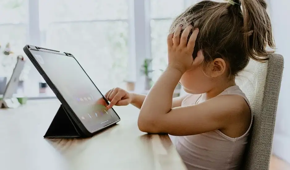 Πώς ο εθισμός στο διαδίκτυο επηρεάζει τον εγκέφαλο των εφήβων; Έρευνα απαντά