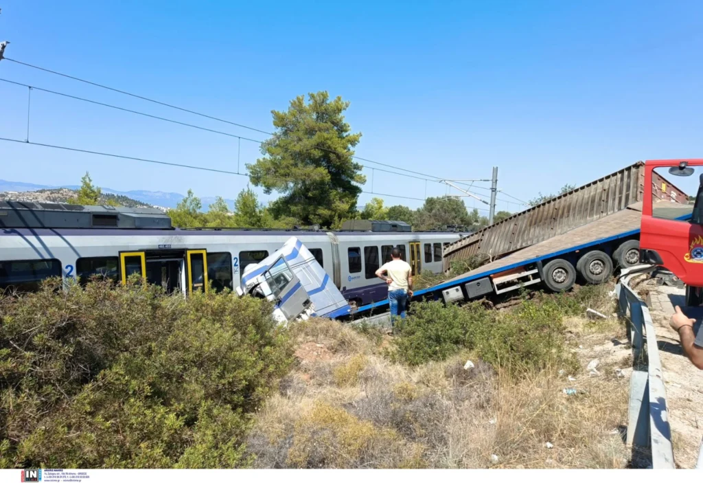 Τρένο με 130 επιβάτες συγκρούστηκε με φορτηγό – ΦΩΤΟ και ΒΙΝΤΕΟ