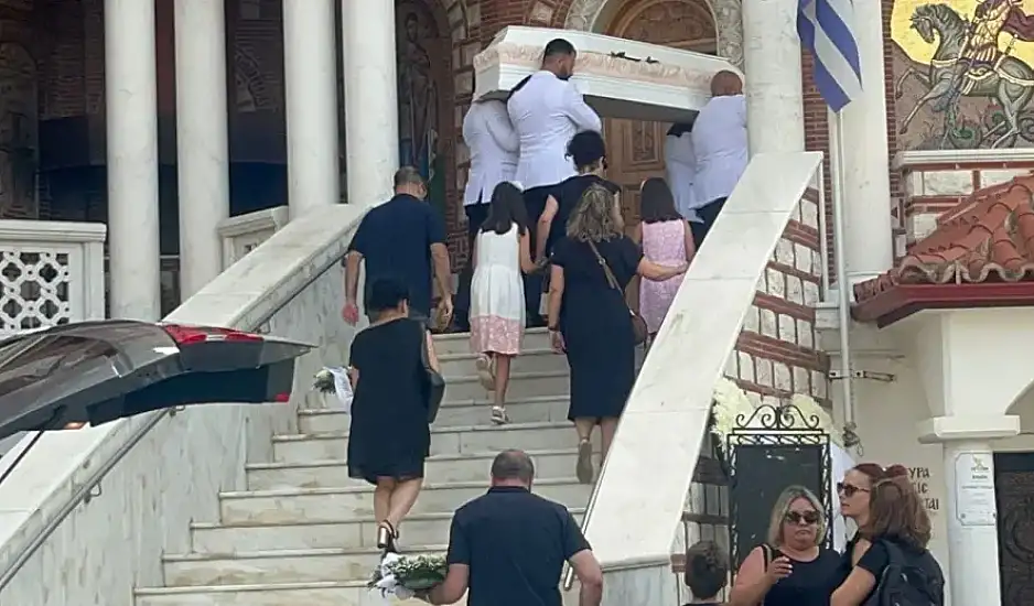 Χαλκιδική: Σπαραγμός στην κηδεία της 13χρονης που χτυπήθηκε από κεραυνό – Τραγικές φιγούρες οι γονείς της