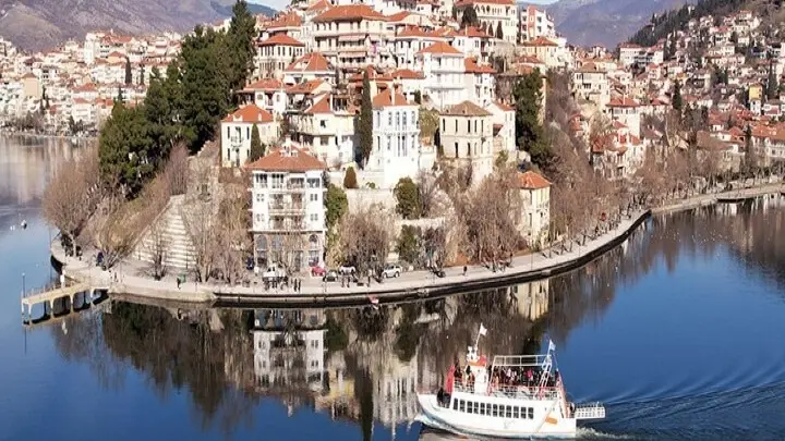 Ακίνητα: Στην Καστοριά αγοράζεις 100 τ.μ. και στην Αθήνα ένα… δωμάτιο