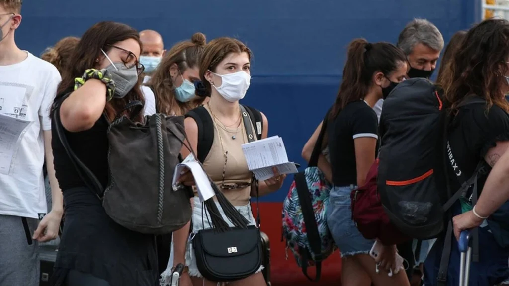 Ανησυχία για τη θερινή έξαρση του κορωνοϊού – Τι πρέπει να προσέχουν οι ταξιδιώτες