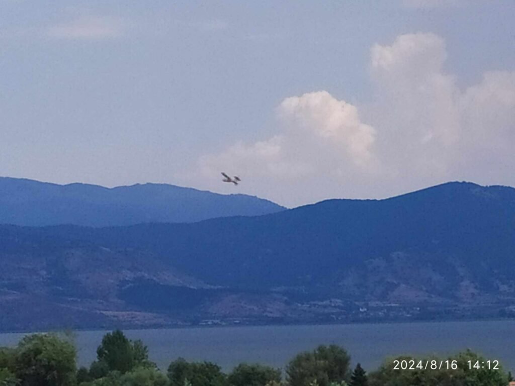 Φωτιά στην Κοζάνη – Επιχειρούν καναντέρ που εφοδιάζονται από την λίμνη της Καστοριάς