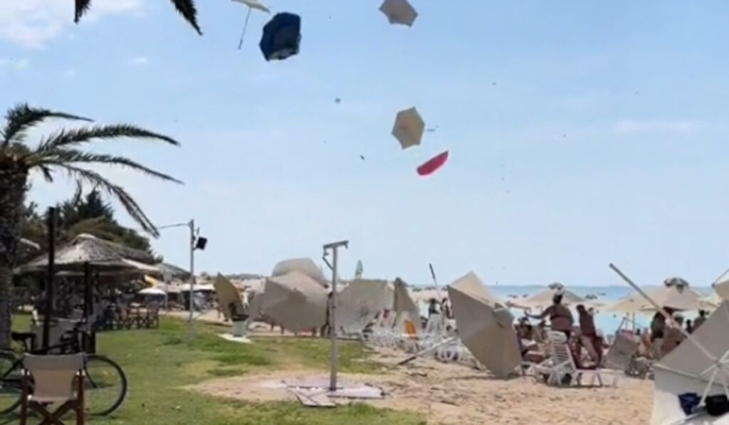 Χαλκιδική: Ανεμοστρόβιλος έκανε τις ομπρέλες να πετούν (video)