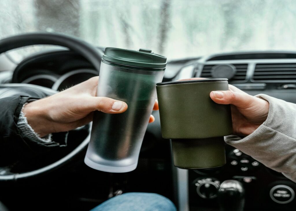 Ξεχάστε την οδήγηση πίνοντας καφέ – Για πόσο διάστημα θα σας αφαιρεθεί το δίπλωμα