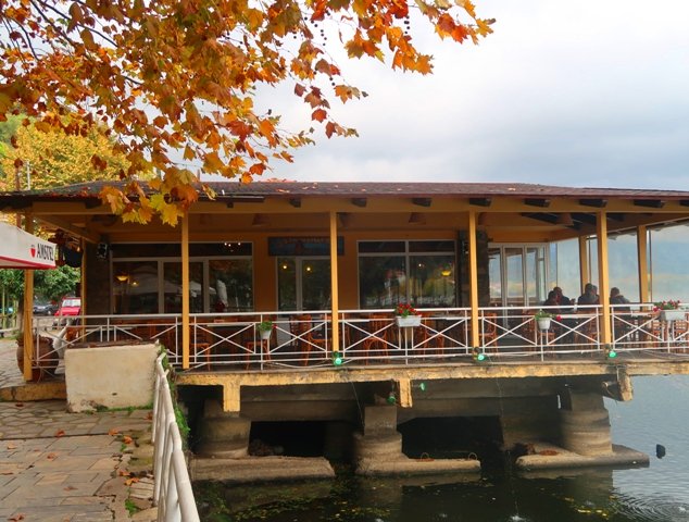 Καστοριά: Σε ποιον ανήκουν τα «Ψαράδικα» που διεκδικούν οι σύλλογοι της πόλης; (Του Δημήτρη Ιατρίδη)