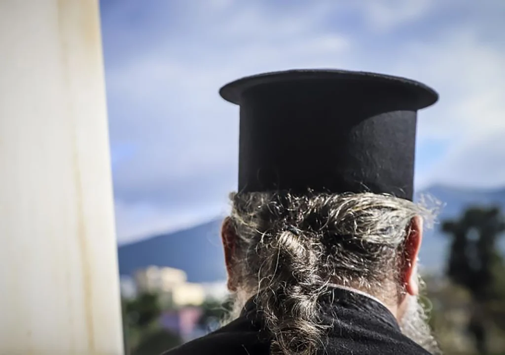Θεσσαλονίκη: Συνελήφθη ιερέας για ενδοοικογενειακή απειλή – «Πέταξε τον κιμά και με υψωμένη γροθιά απαίτησε να σταματήσω να μαγειρεύω»