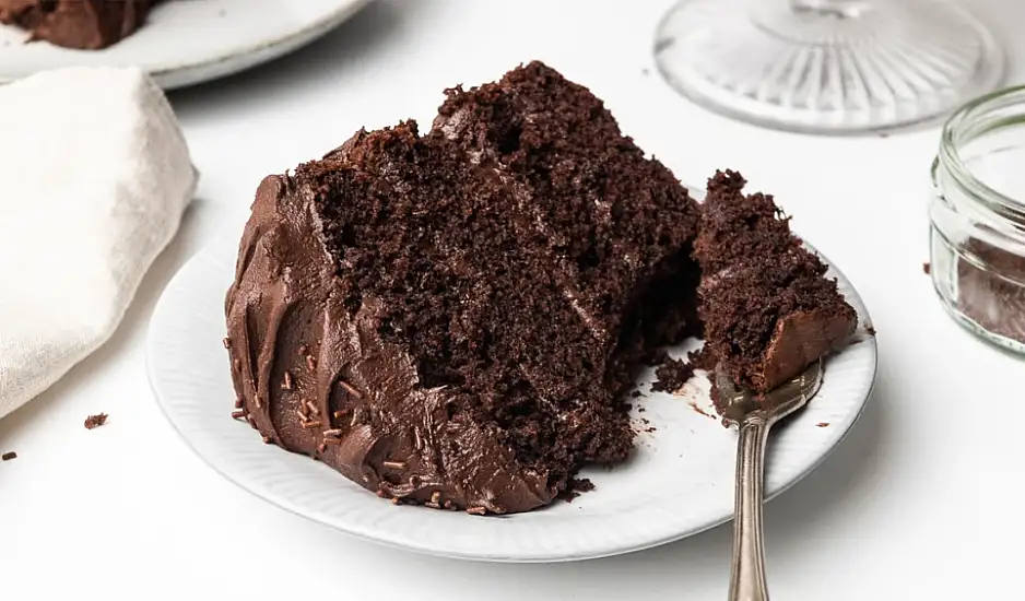 Συνταγή για εντυπωσιακό κέικ σοκολάτας με 3 υλικά – Έτοιμο σε 16 λεπτά
