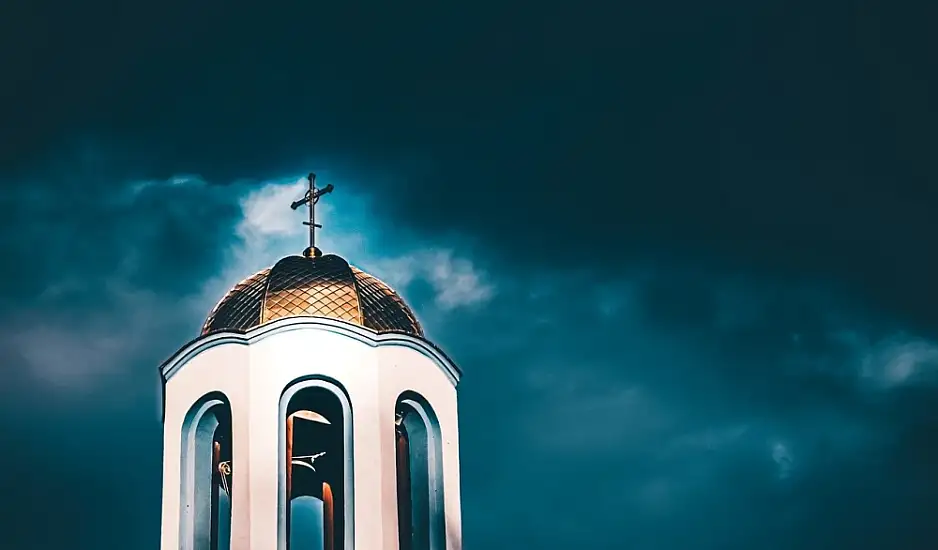 Θεσσαλονίκη: Ιερέας κλείδωσε την 19χρονη κόρη του σε κρύπτη καμπαναριο