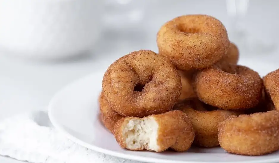 Συνταγή για αφράτους λουκουμάδες χωρίς ζάχαρη – Φτιάχνονται στο φούρνο