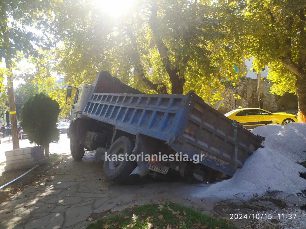 Καστοριά: Φορτηγό έπεσε στον λάκκο που άνοιξε το ξήλωμα των δέντρων στην πλατεία Μακεδονομάχων!