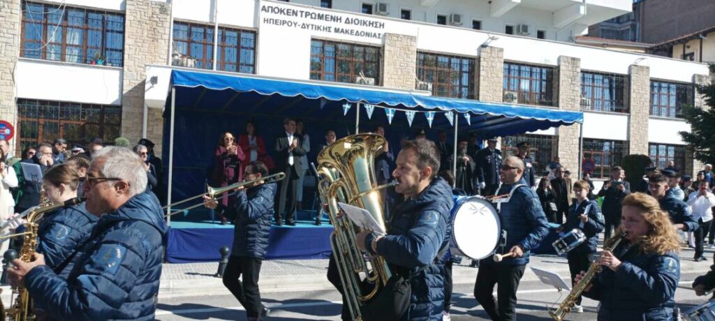 Με λαμπρότητα και πλήθος κόσμου  εορτάστηκε η 28η Οκτωβρίου  στην Καστοριά Με λαμπρότητα, μεγαλοπρέπεια παλλαϊκή συμμετοχή και με καλό καιρό  γιόρτασε σήμερα  ο νομός Καστοριάς την  επέτειο της 28ης Οκτωβρίου του έπους του ‘40.  Πρόγραμμα Αναπαραγωγής Βίντεο  00:00 00:46   Στην επιμνημόσυνη δέηση που πραγματοποιήθηκε στο μνημείο των πεσόντων στην πλατεία Μακεδονομάχων, οι εκπρόσωποι των φορέων κατέθεσαν στεφάνια ως ελάχιστο φόρο τιμής σε όλους όσοι πολέμησαν και θυσιάστηκαν για την ελευθερία της πατρίδας στην διάρκεια του Ελληνοιταλικού πολέμου και μετέπειτα στην σύγκρουση με την γερμανική στρατιά, αλλά και στην εθνική αντίσταση, η οποία υπήρξε θαυμαστή στην αντιμετώπιση της τυραννικής κατοχής.        Πρόγραμμα Αναπαραγωγής Βίντεο  00:00 00:40   Πρόγραμμα Αναπαραγωγής Βίντεο  00:00 00:26   Πρόγραμμα Αναπαραγωγής Βίντεο  00:00 00:12                  Αποκορύφωμα των εκδηλώσεων ήταν η μαθητική και η στρατιωτική παρέλαση που πραγματοποιήθηκε στη λεωφόρο του Μεγάλου Αλεξάνδρου, με εκπρόσωπο της κυβέρνησης τον ο Γενικό Γραμματέα  Εργασιακών Σχέσεων του Υπουργείου Εργασίας και Κοινωνικής Ασφάλισης, Νικόλαο Μηλαπίδη.(φωτογραφίες βίντεο)