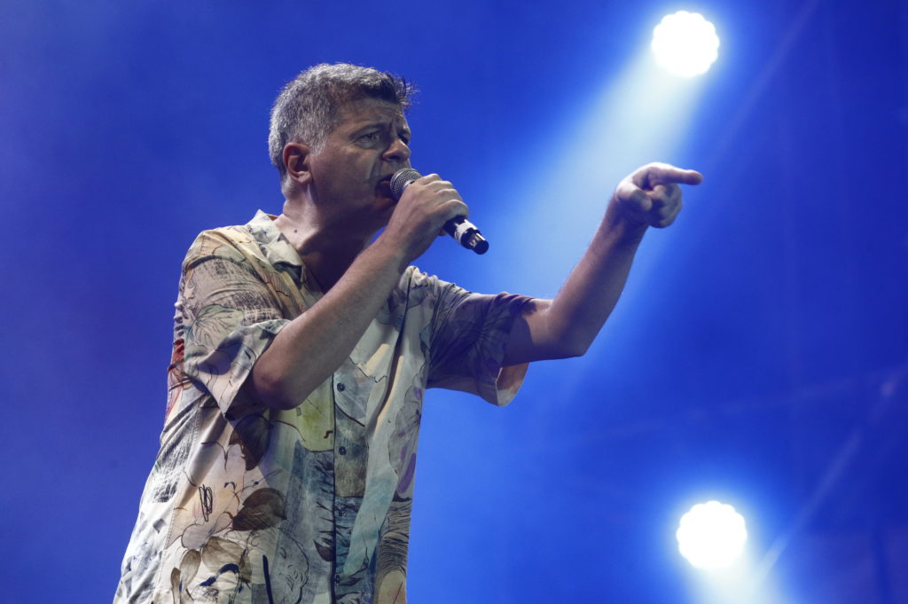 Φοίβος Δεληβοριάς: Το τραγούδι που έγραψε και το αφιέρωσε στους γονείς των θυμάτων των Τεμπών