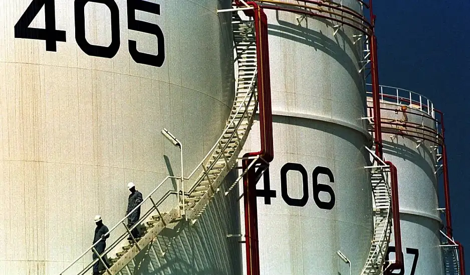 Γιατί πέφτει η τιμή της βενζίνης στην Ελλάδα ενώ η Μέση Ανατολή «φλέγεται»