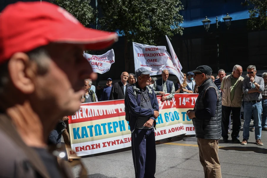 Ποιοι βγαίνουν στη σύνταξη το 2025 με όρια ηλικίας κάτω των 62 ετών